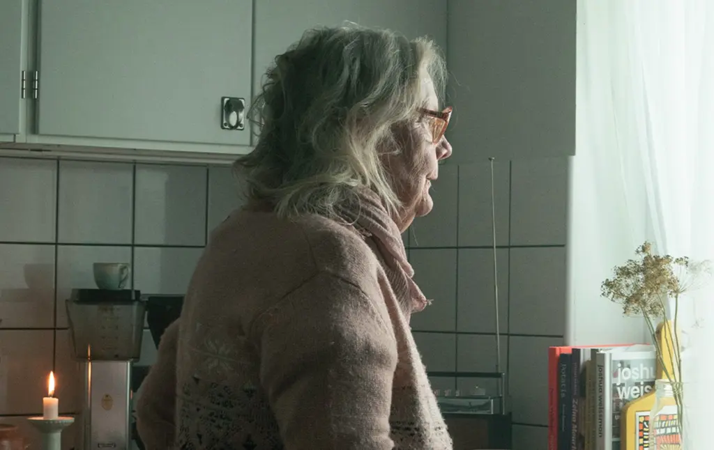 kvinna i kök utan ström
