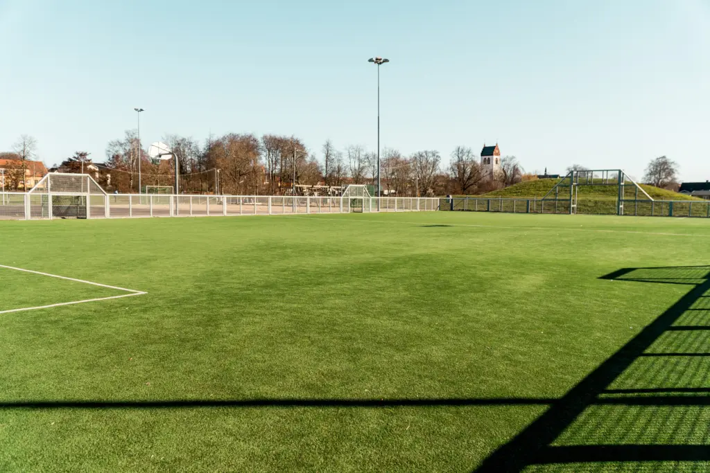 Gräsbeklädd idrottsplan utomhus