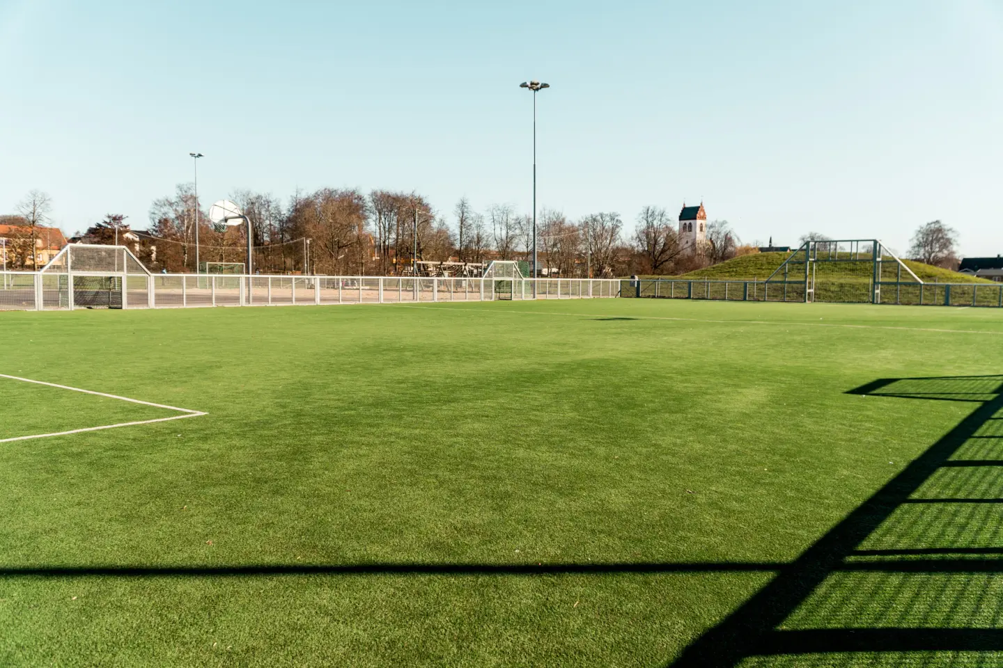 Gräsbeklädd idrottsplan utomhus