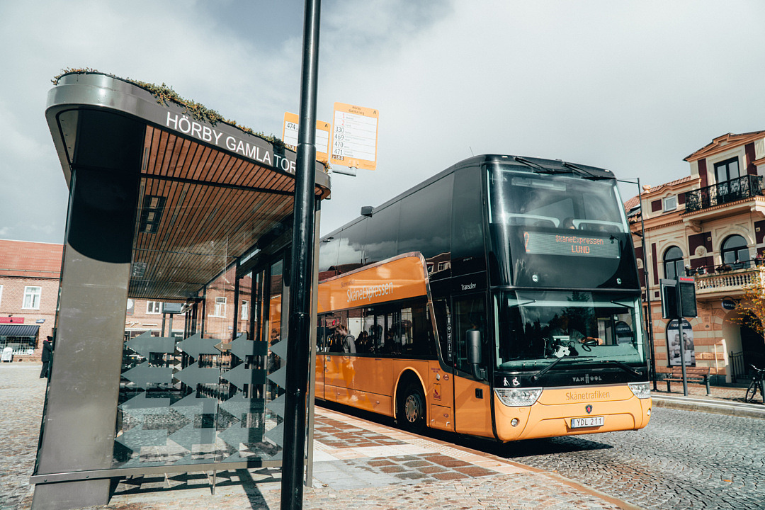 SkåneExpressen buss på Gamla torg vid busshållplats
