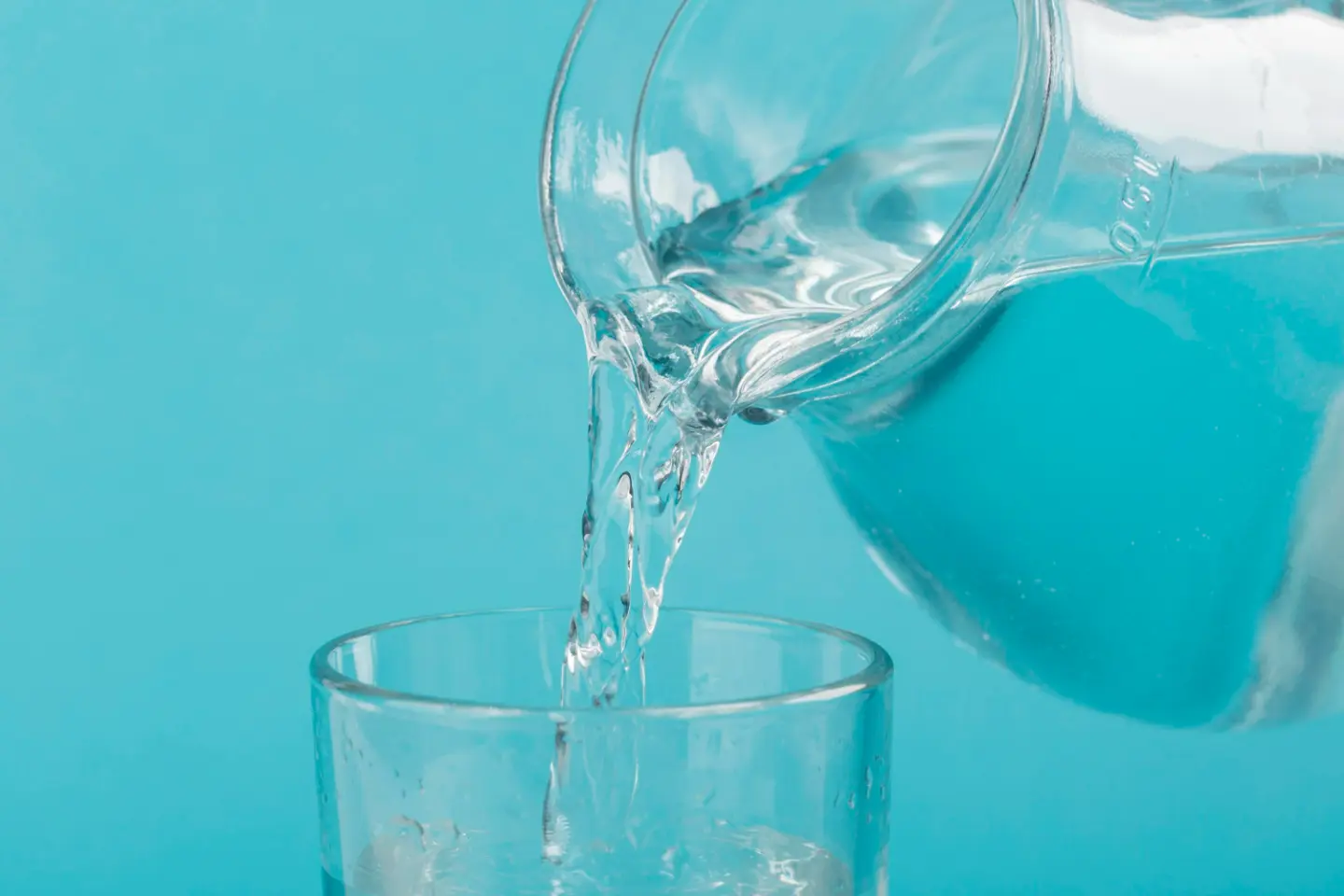 bringare som häller vatten i glas