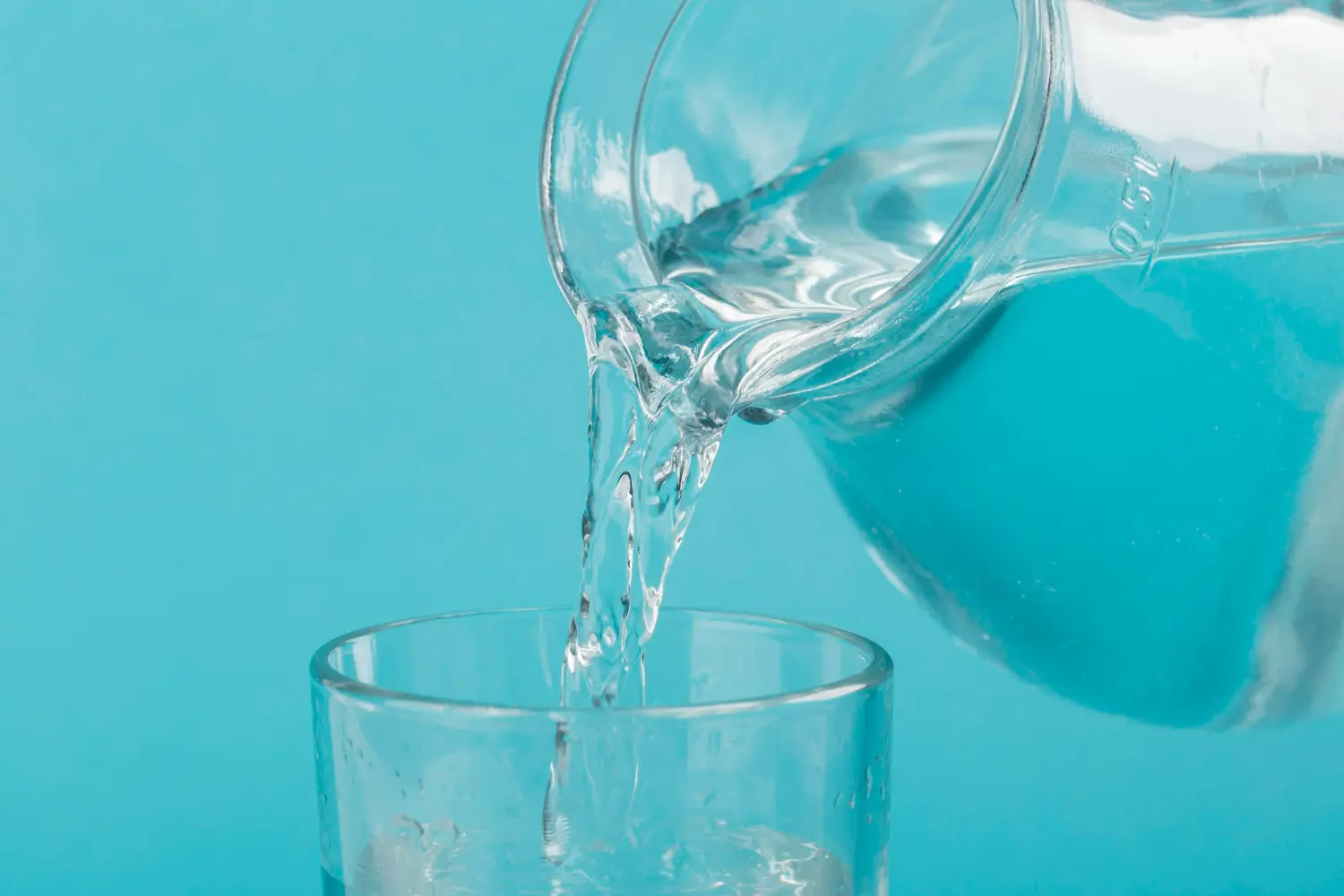 bringare som häller vatten i glas