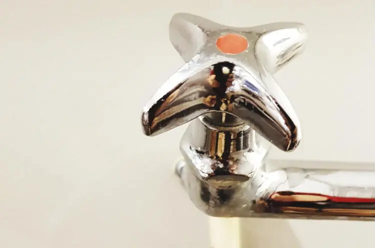 kran med rostigt rör