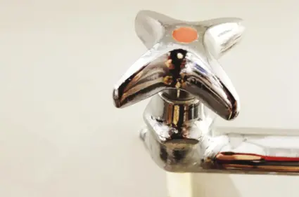 kran med rostigt rör