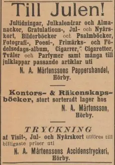 Annons för julhandeln från N.A. Mårtenssons, vars butik omnämns i filmen, publicerad i Hörbyposten Centralskåne, december 1899.