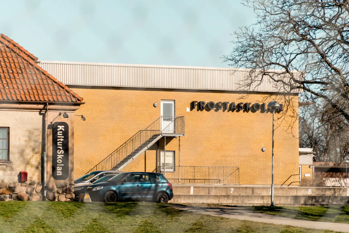 Frostaskolan gul tegelbyggnad