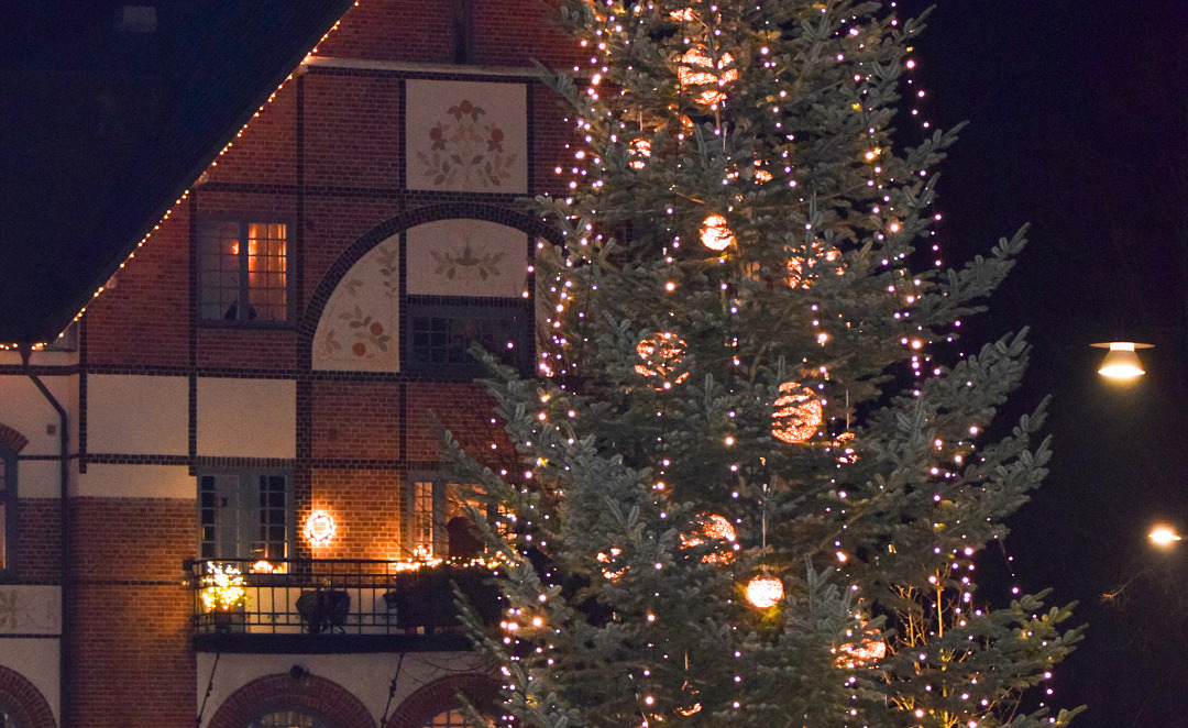 Pyntad julgran på Gamla torg framför stora hotellet.