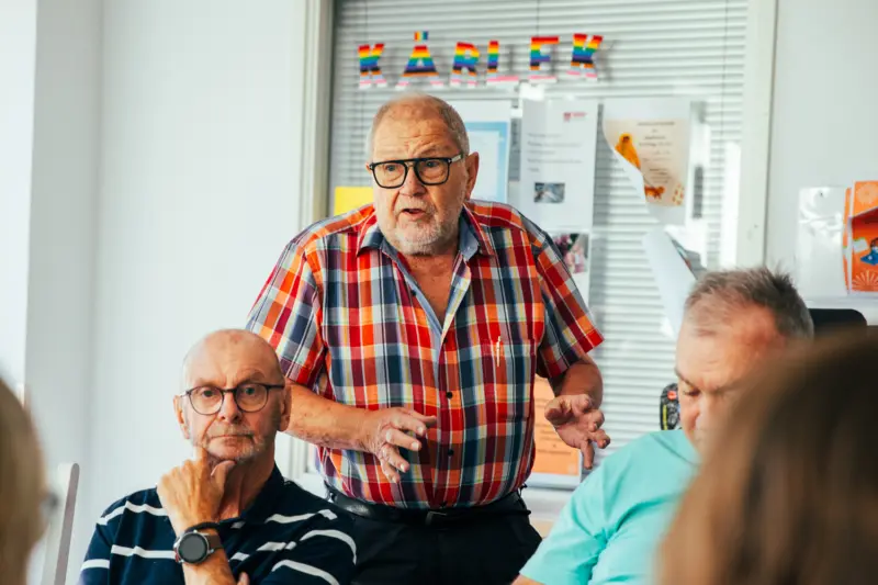 En man pratar till en grupp
