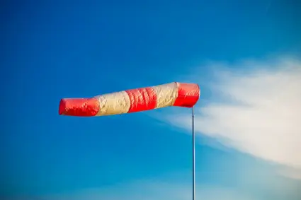 Vindsocka mot blå himmel.