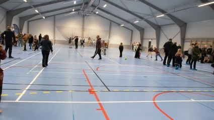 Inuti allhallen, folk går runt i idrottshallen