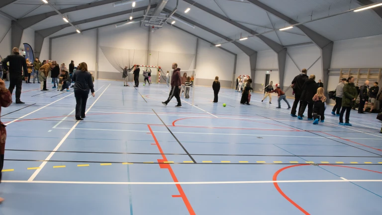 Inuti allhallen, folk går runt i idrottshallen