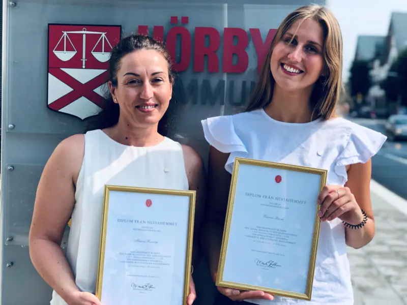 Almira Rezniqi (t vänster) och Hanna Ström Hörby kommun