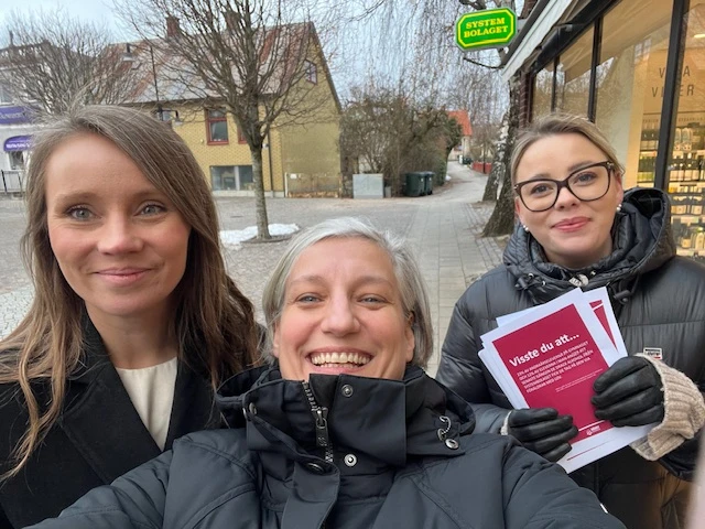 Exempel på trygghetsskapande åtgärder i kommunen: Amanda Hesselgard, verksamhetschef Funktionsstöd och Öppenvård Hörby kommun, Jenny Lorentzon, butikschef Systembolaget i Hörby, och Victoria Nilsson, enhetschef Öppenvård Hörby kommun, i ett samarbete där de upplyser om ungas alkoholvanor utanför Systembolaget.