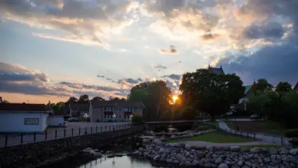 Foto: Cassandra Hägneryd
Beskrivning: Bilden heter Ankdammen.
Tagen från bron vid lågpris.Jag och barnen brukar gå hit och titta på ankorna, när solen även börjar gå ner blir denna plats även magisk.