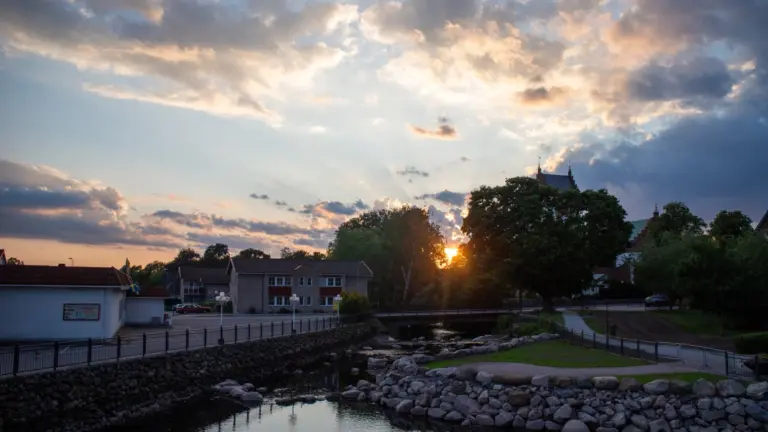 Foto: Cassandra Hägneryd
Beskrivning: Bilden heter Ankdammen.
Tagen från bron vid lågpris.Jag och barnen brukar gå hit och titta på ankorna, när solen även börjar gå ner blir denna plats även magisk.