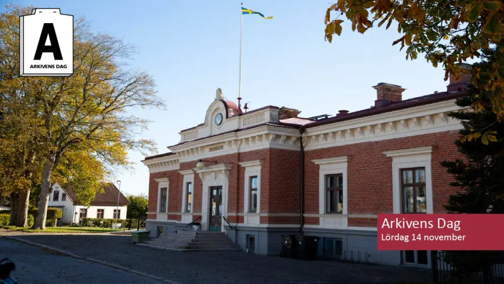 En stor byggnad, det står arkivens dag på en text i hörnet