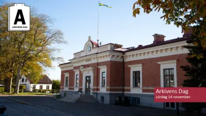 En stor byggnad, det står arkivens dag på en text i hörnet