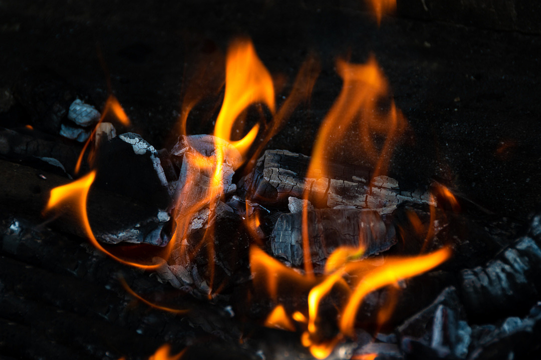Närbild på en eld med brandgula lågor.
