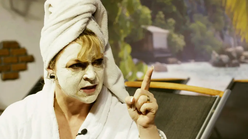 Marika Tjäder Gärdestål viftar med fingret i solstol.
