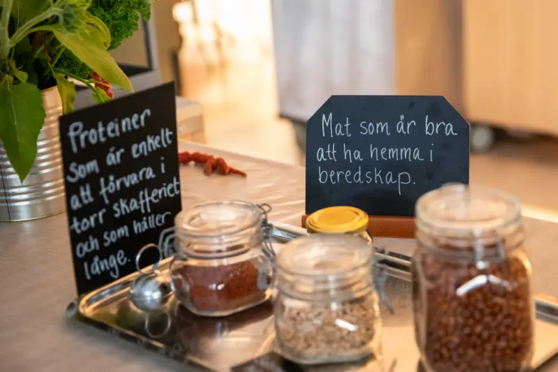 Bild tagen inomhus på glasburkar fyllda med torkade linser och bönor.