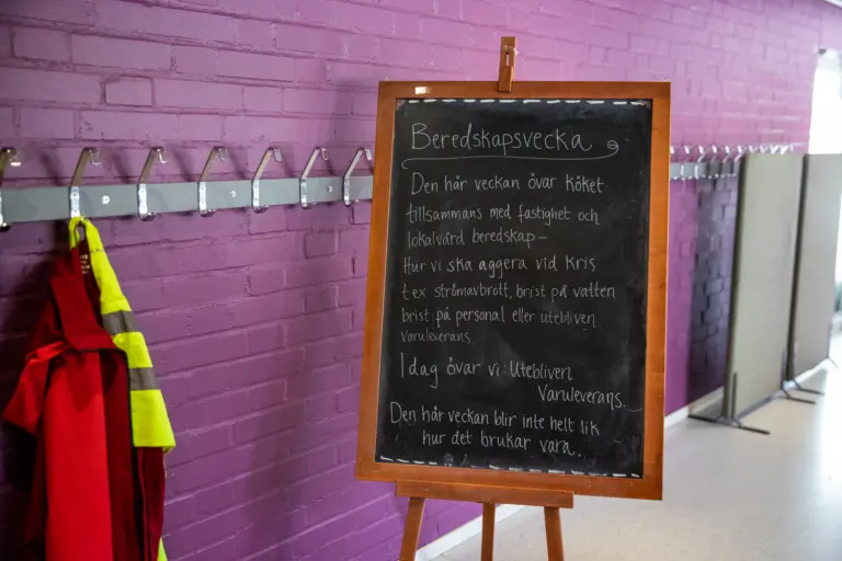 Bild tagen inomhus på en svart griffeltavla med information om beredskapsveckan.