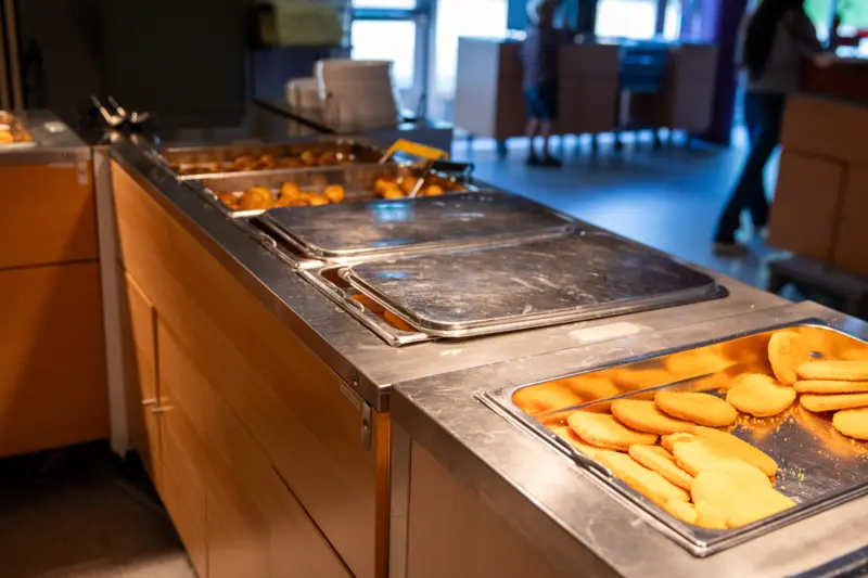 Bild tagen inomhus på en skolkantin, närbild av schnitzlar.