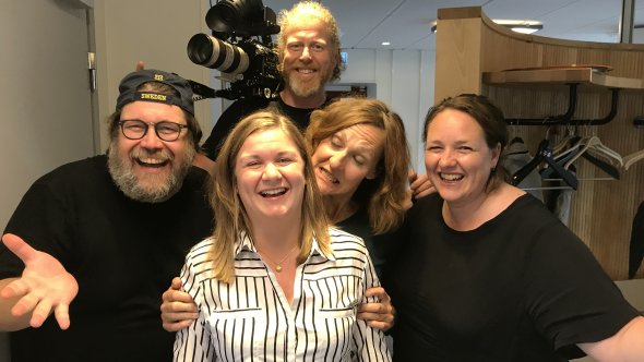 Filmteamet med kommunsekreterare Bianca Mogren i kommunens korridor.