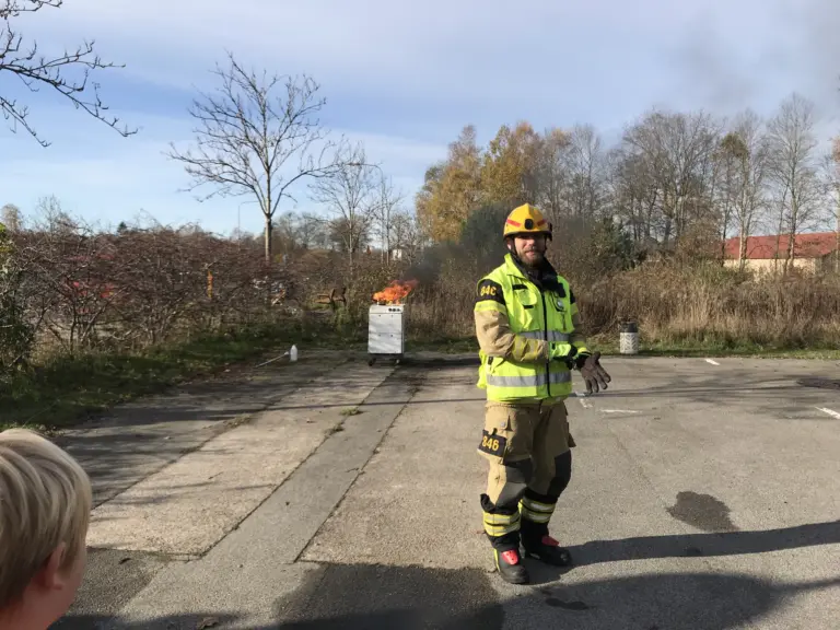 Brandman med gul väst på väg