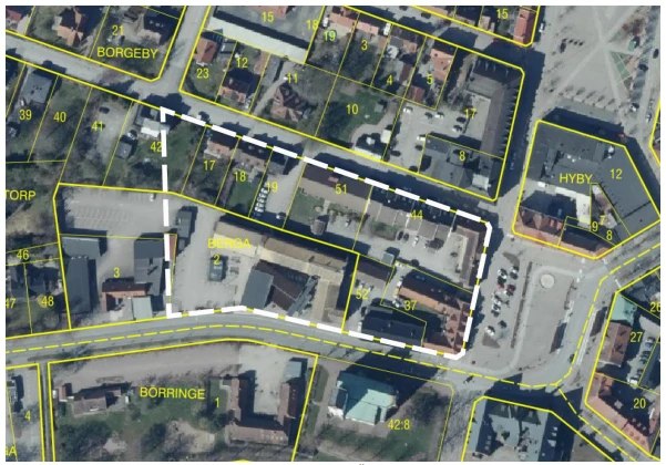 En karta som visar omr&aring;det f&ouml;r del av stadsplan (12-H&ouml;b-226) som omfattas av upph&auml;vande av del av tomtindelning. Omr&aring;det &auml;r markerat med en vit streckad linje. 