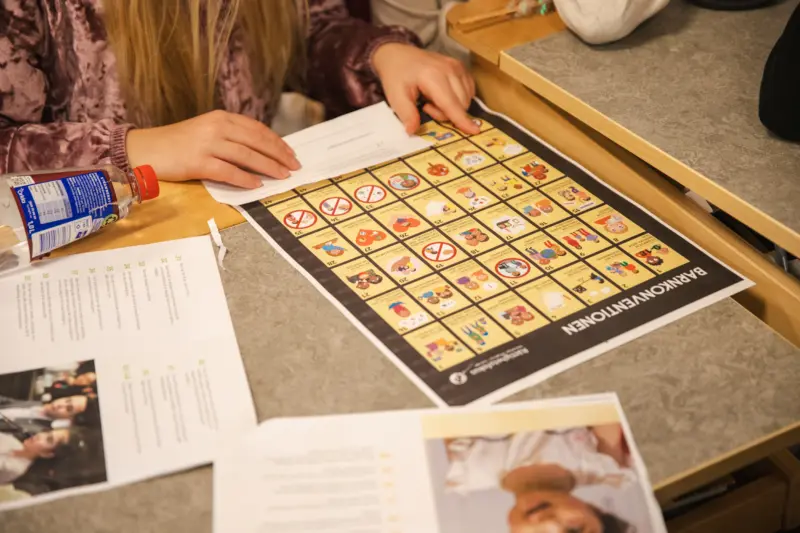 Eleverna i årskurs 5 på Östraby skola undersöker olika artiklar ur Barnkonventionen