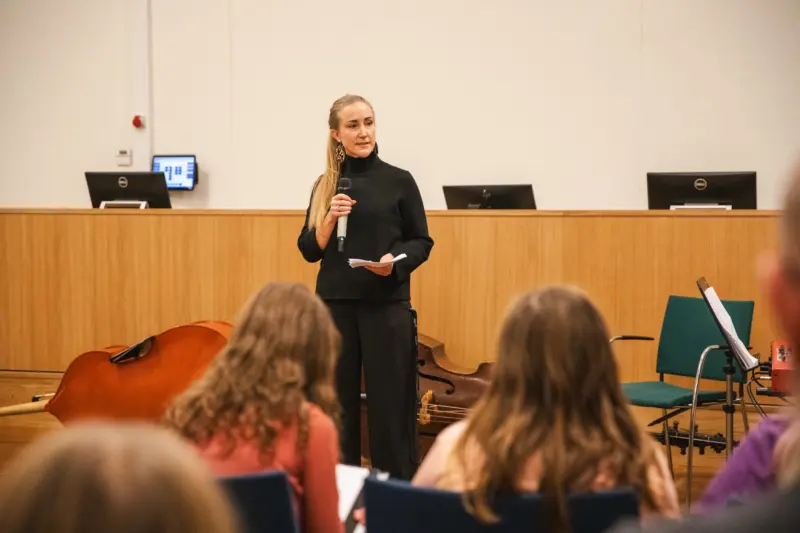 Barnrättsstrategen Micaela Röding inledde kvällen med ett tal