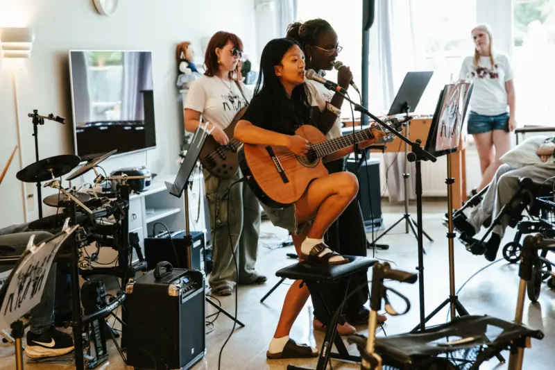 Emma (gitarr och sång), Julie (sång) och Noomi (elbas). I bakgrunden syns Sara och tillsammans med bandkollegan Harry (ur bild) bildar de bandet Burnout – Kulturskolans sommarensemble.