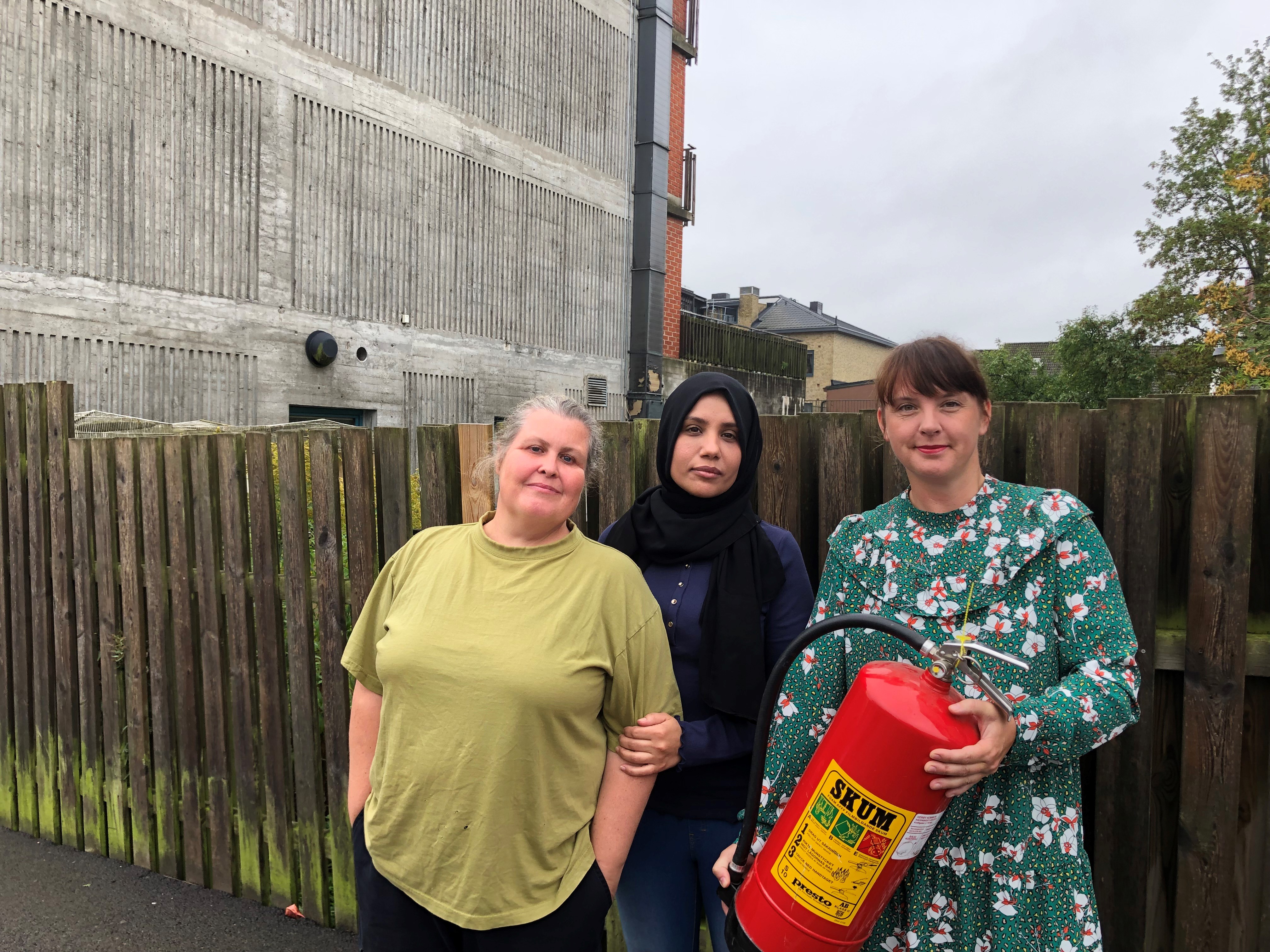 Från vänster: Caroline Gehander, Hanna Farouk och Sofia Lögdberg. I bakgrunden den skorsten som brann.