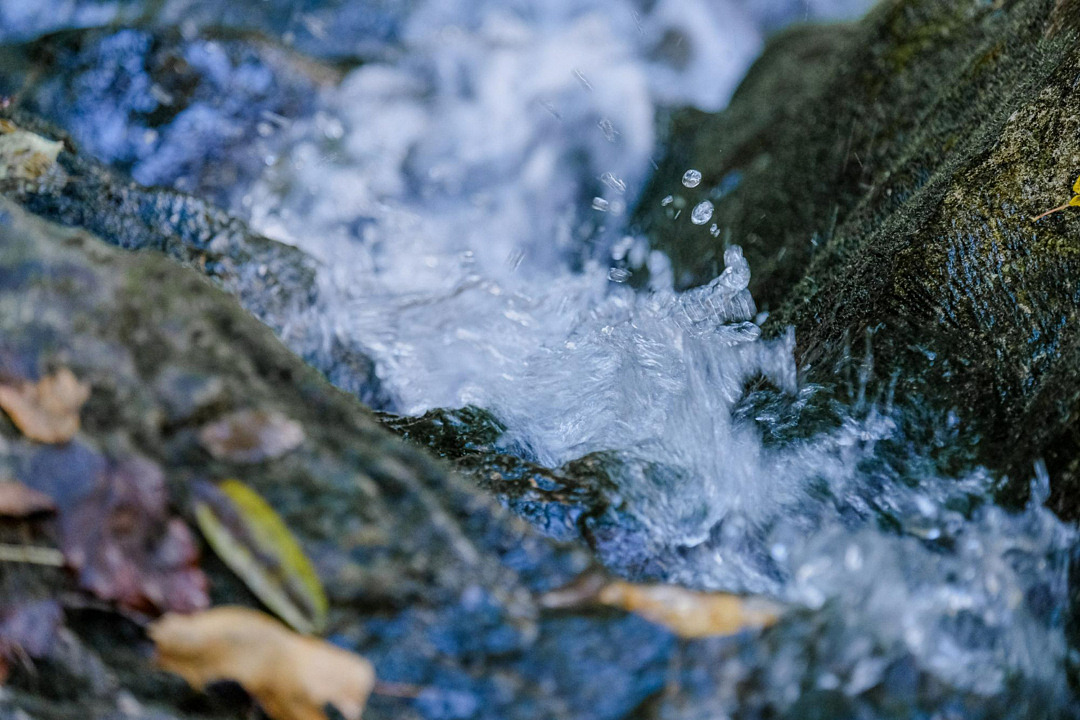 forsande vatten mellan stenar