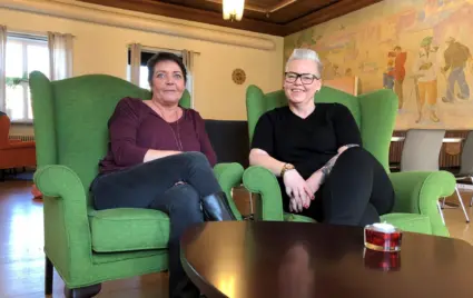 Foto: Två kvinnor i gröna fåtöljer målning vägg