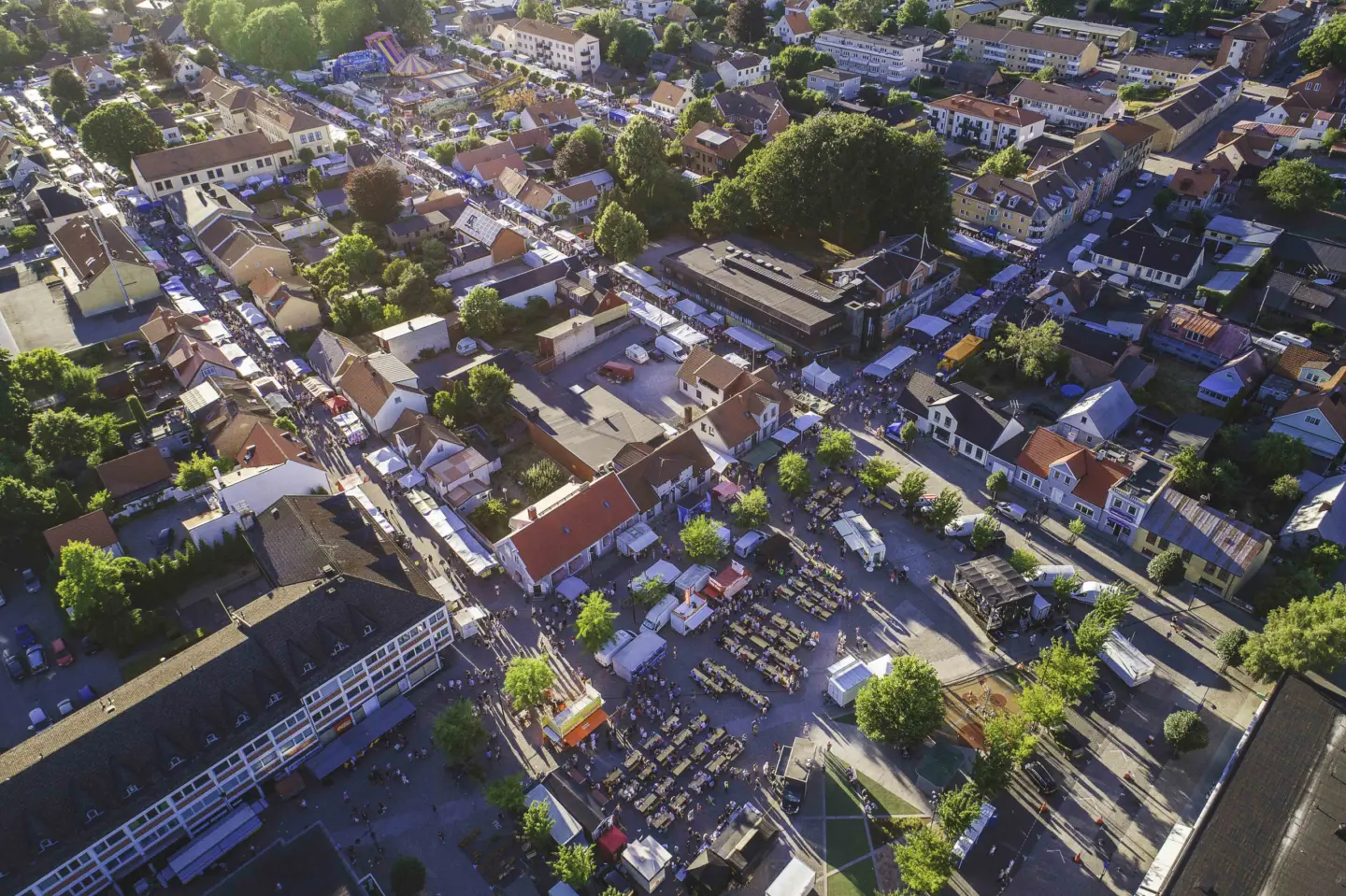 Drönarbild på Hörby gamla torg, fylld med marknadsstånd och människor