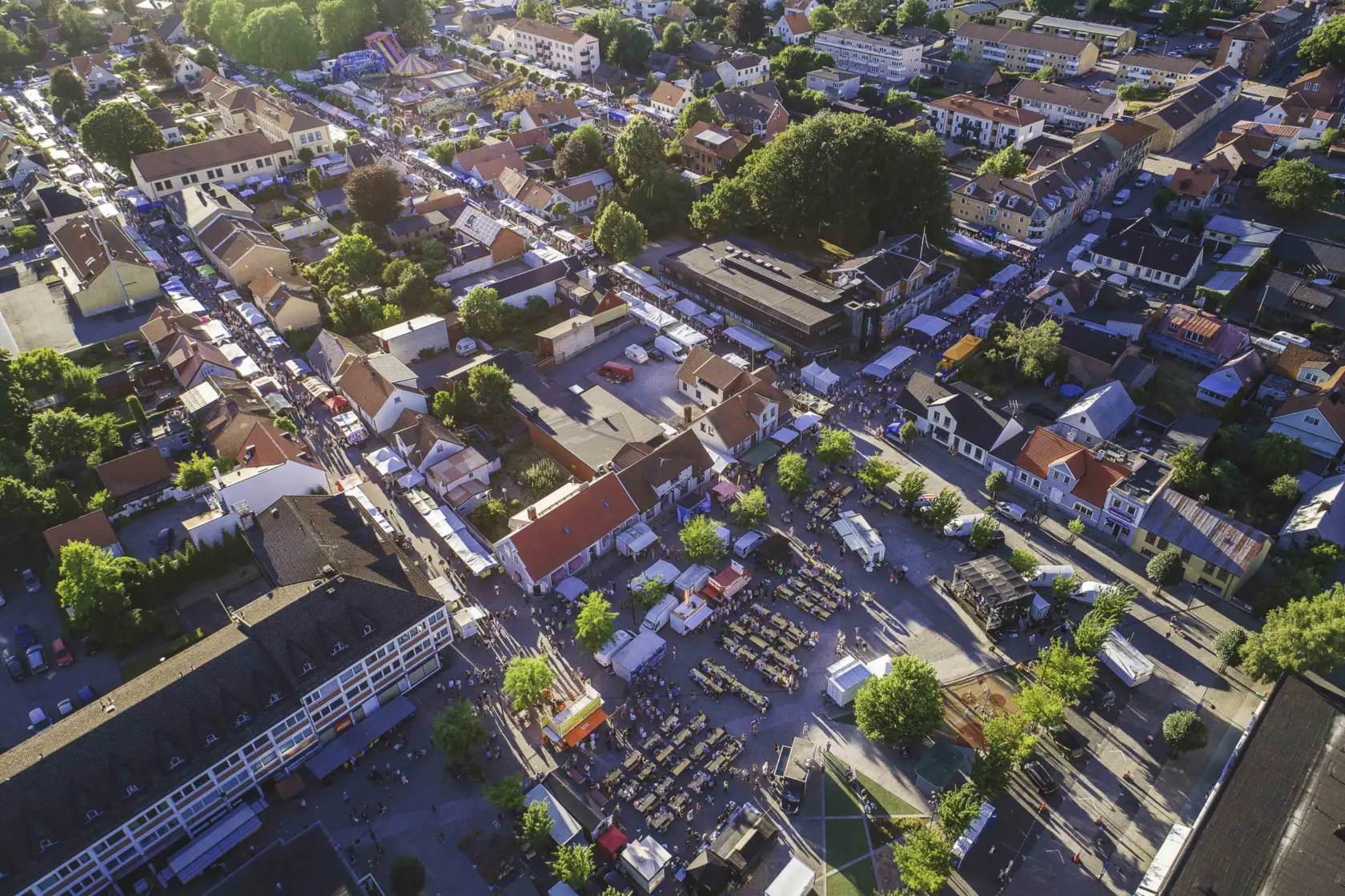 Drönarbild på Hörby gamla torg, fylld med marknadsstånd och människor