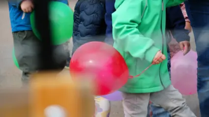 Närbild på ballong i ett barns hand