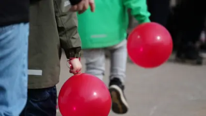 Närbild på ballong i ett barns hand
