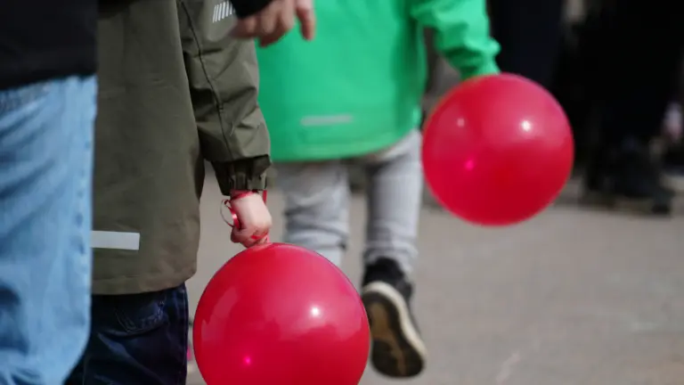 Närbild på ballong i ett barns hand