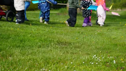 Barn på promenad