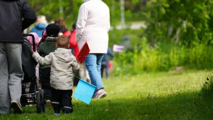 Skattkistans barn tog en promenad runt förskolan för att fira Förskolans dag.