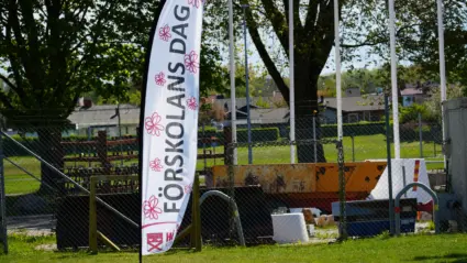 Beachflagga med texten "Förskolans dag"
