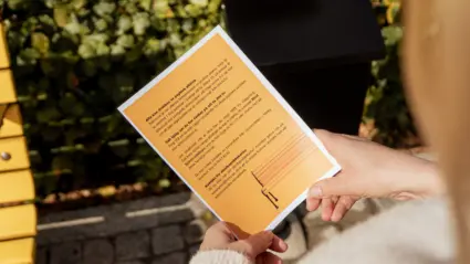 I brevlådan vid bänkarna finns flyers med information om psykisk ohälsa