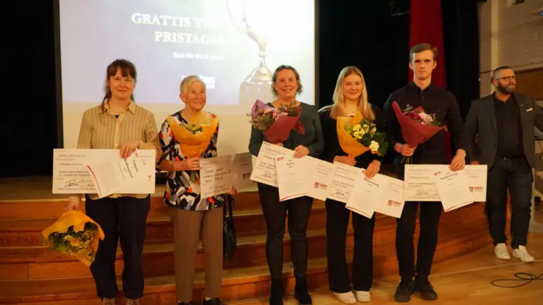 Årets stipendiater på rad hållandes sina blommor och stipendium.