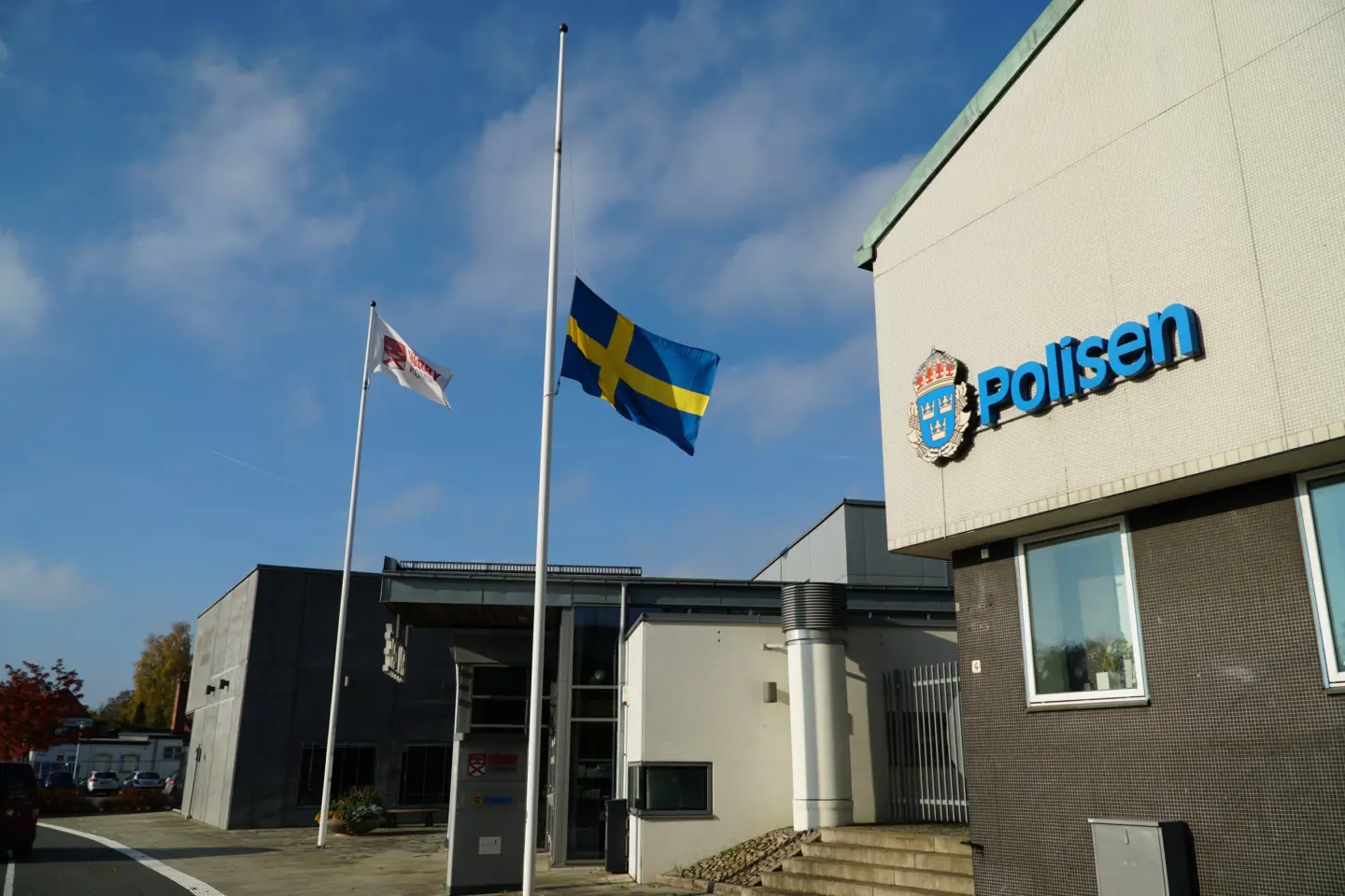 Svensk flagga vajar på halv stång.