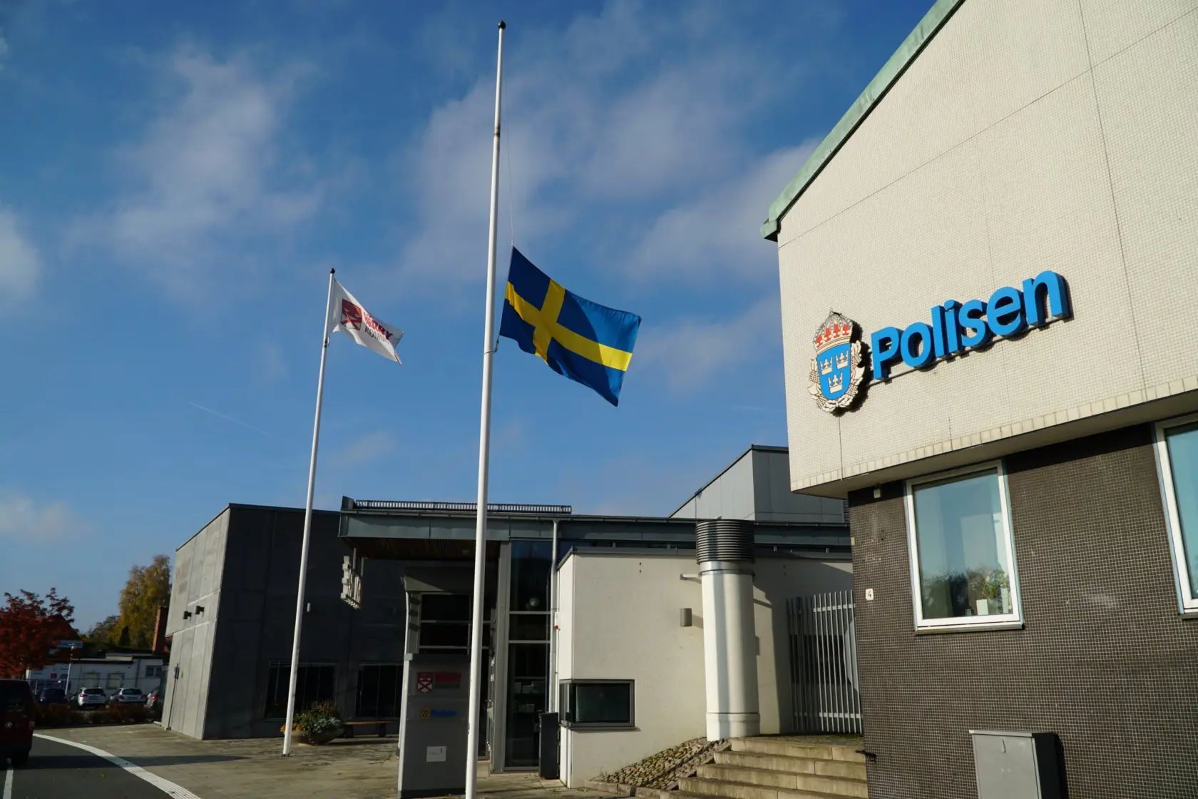 Svensk flagga vajar på halv stång.