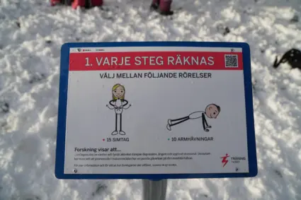 Aktivitetsskylt med olika rörelser illustrerade.