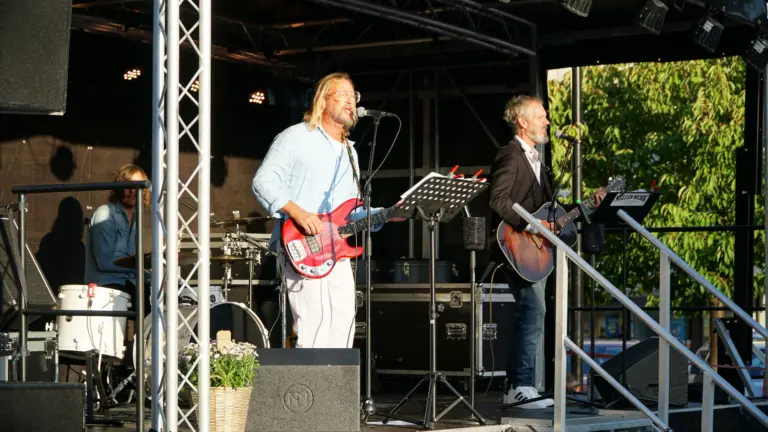 Per-Ola Sandberg och Pontus Stenkvist, ackompanjerade av trummisen Josef Underdahl.