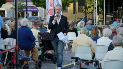 Pontus Stenkvist är ute och minglar i publiken